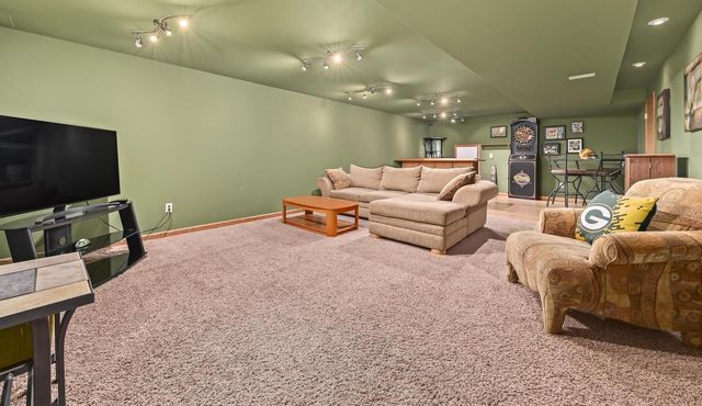 4024 Stillwater CIRCLE, Waukesha, WI 53189