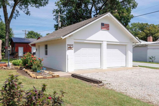 343 S Pine St, Howard, KS 67349