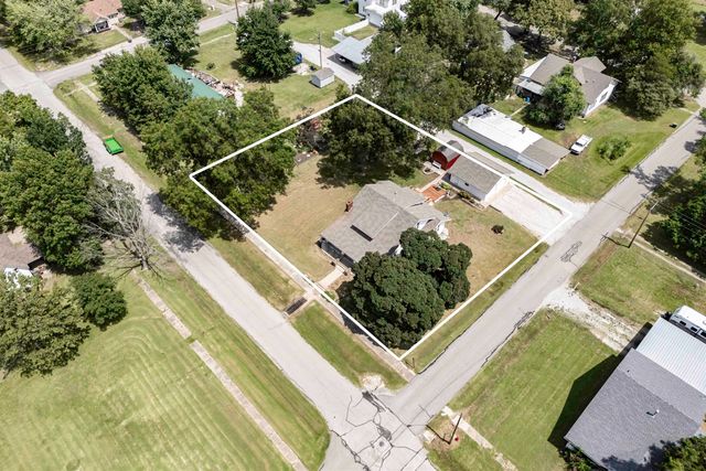 343 S Pine St, Howard, KS 67349