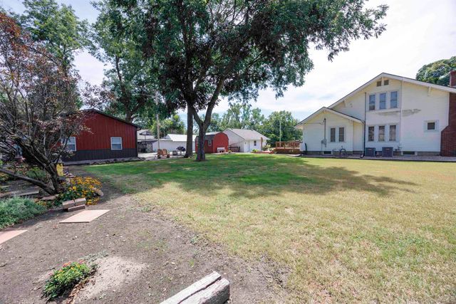343 S Pine St, Howard, KS 67349