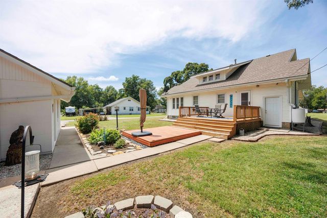 343 S Pine St, Howard, KS 67349