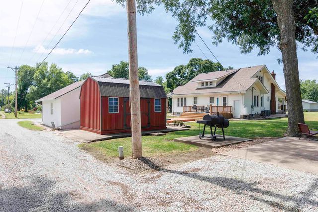 343 S Pine St, Howard, KS 67349