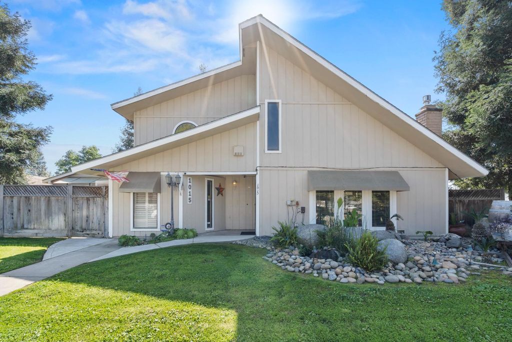 Image 1 of property listing at 1015 E Paradise Avenue, Visalia, CA 93592