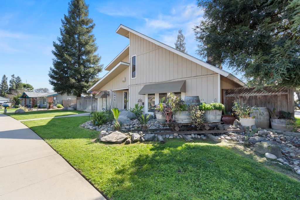 Image 2 of property listing at 1015 E Paradise Avenue, Visalia, CA 93592