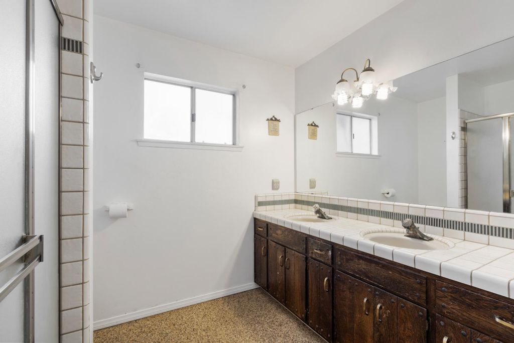 Image 20 of property listing at 1015 E Paradise Avenue, Visalia, CA 93592