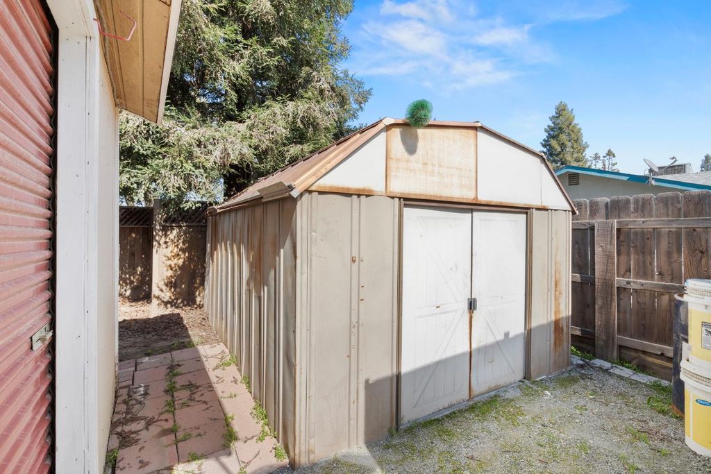 Image 26 of property listing at 1015 E Paradise Avenue, Visalia, CA 93592