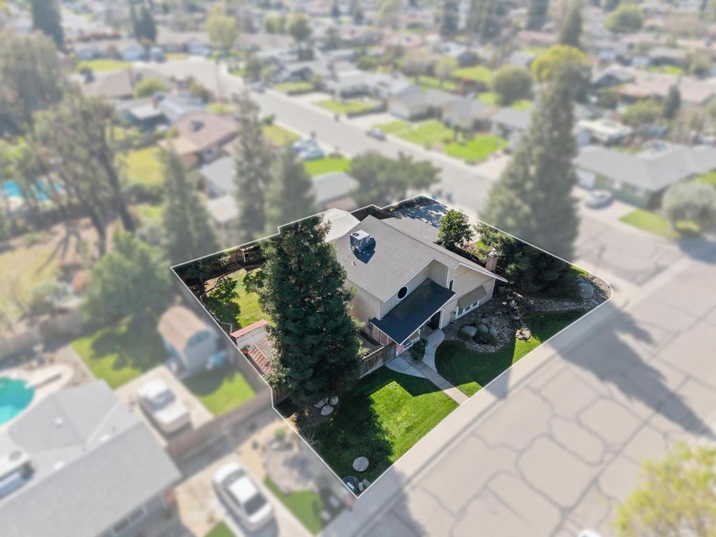 Image 28 of property listing at 1015 E Paradise Avenue, Visalia, CA 93592