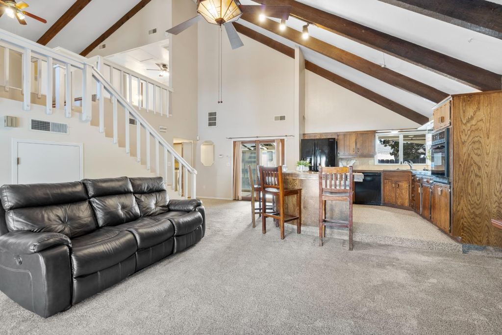 Image 3 of property listing at 1015 E Paradise Avenue, Visalia, CA 93592