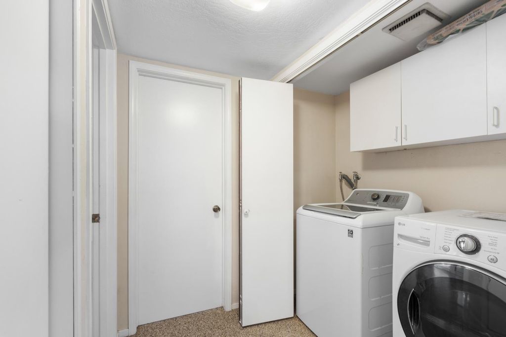 Image 6 of property listing at 1015 E Paradise Avenue, Visalia, CA 93592