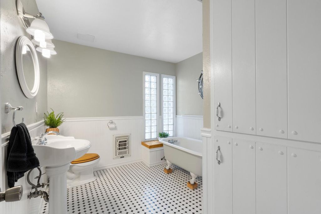 Image 7 of property listing at 1015 E Paradise Avenue, Visalia, CA 93592