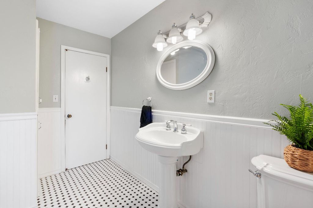 Image 8 of property listing at 1015 E Paradise Avenue, Visalia, CA 93592