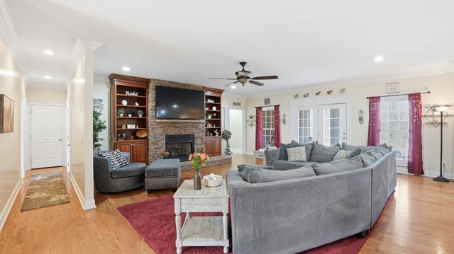 135 Vols Ln, Estill Springs, TN 37330