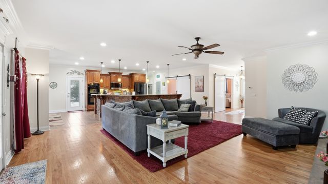 135 Vols Ln, Estill Springs, TN 37330