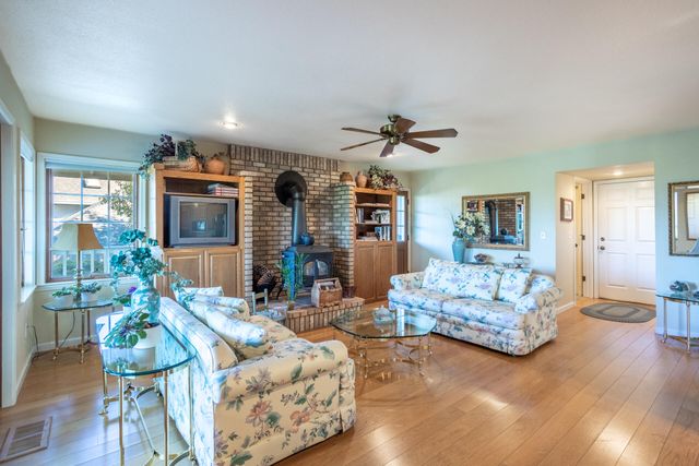 6050 Gleneagles Court, Redding, CA 96003