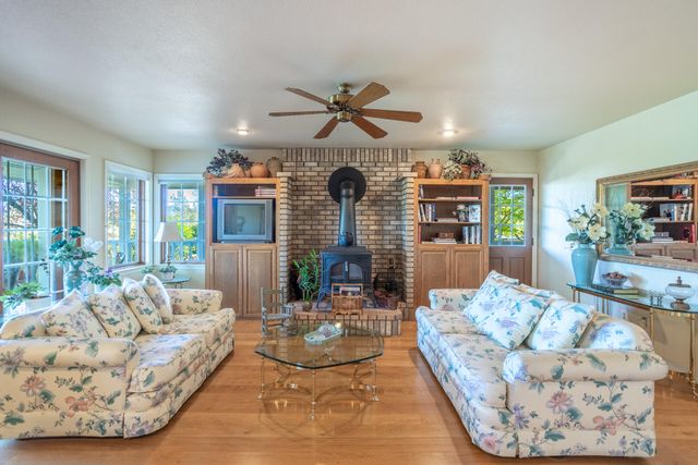 6050 Gleneagles Court, Redding, CA 96003