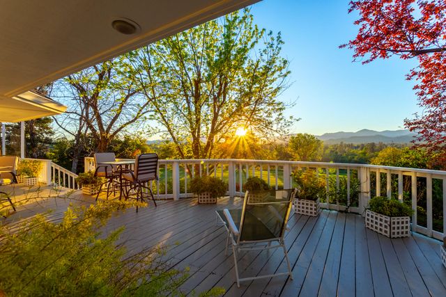 6050 Gleneagles Court, Redding, CA 96003