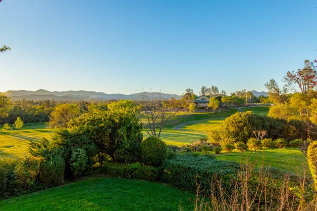 6050 Gleneagles Court, Redding, CA 96003