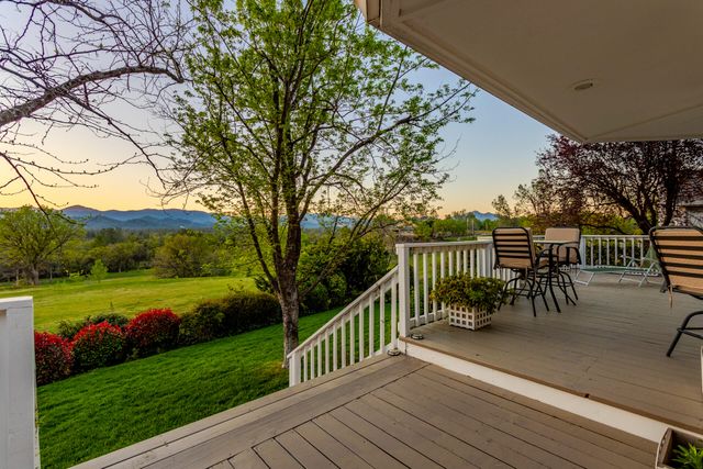 6050 Gleneagles Court, Redding, CA 96003