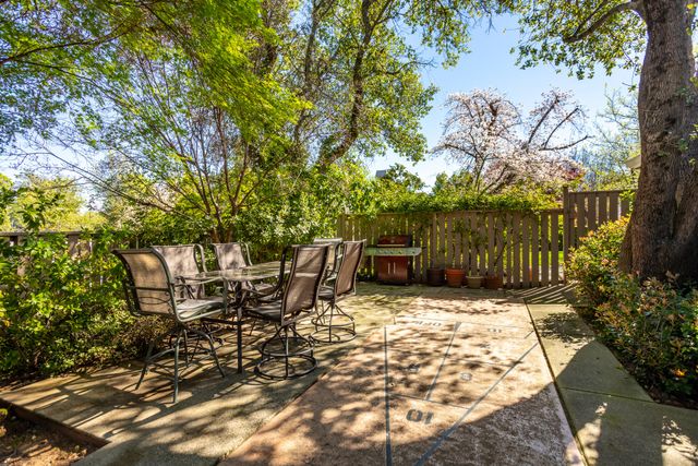 6050 Gleneagles Court, Redding, CA 96003