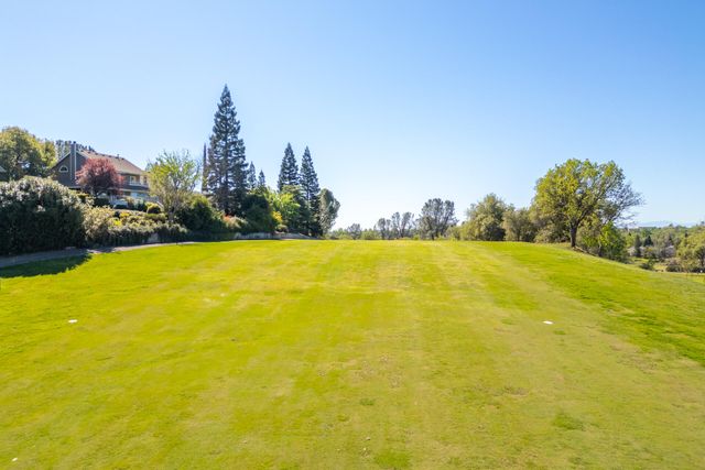 6050 Gleneagles Court, Redding, CA 96003