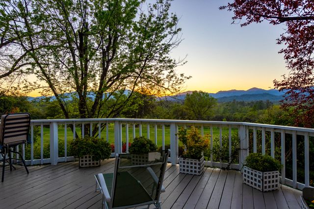 6050 Gleneagles Court, Redding, CA 96003