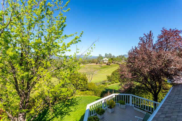 6050 Gleneagles Court, Redding, CA 96003