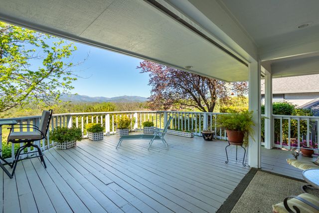 6050 Gleneagles Court, Redding, CA 96003