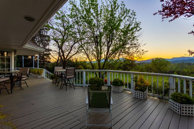 6050 Gleneagles Court, Redding, CA 96003