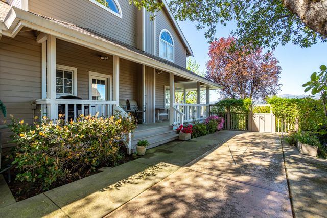 6050 Gleneagles Court, Redding, CA 96003