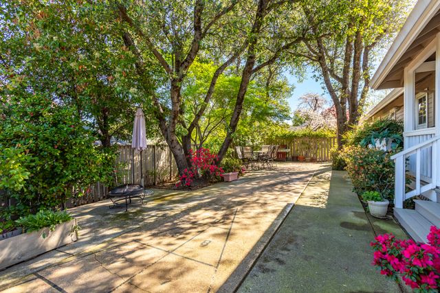 6050 Gleneagles Court, Redding, CA 96003