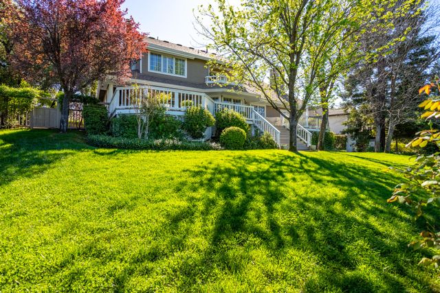 6050 Gleneagles Court, Redding, CA 96003