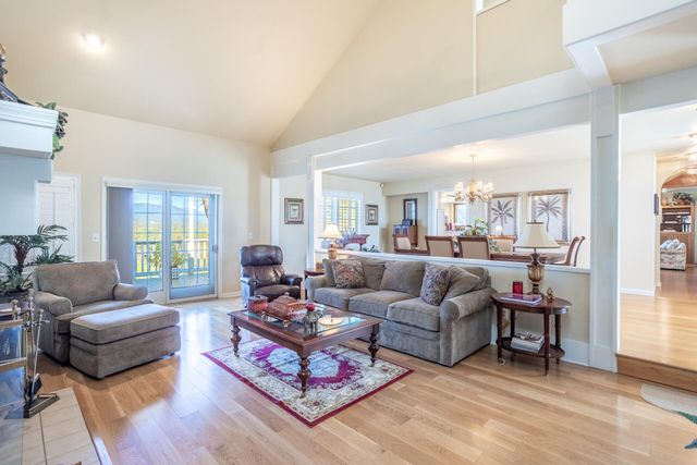 6050 Gleneagles Court, Redding, CA 96003