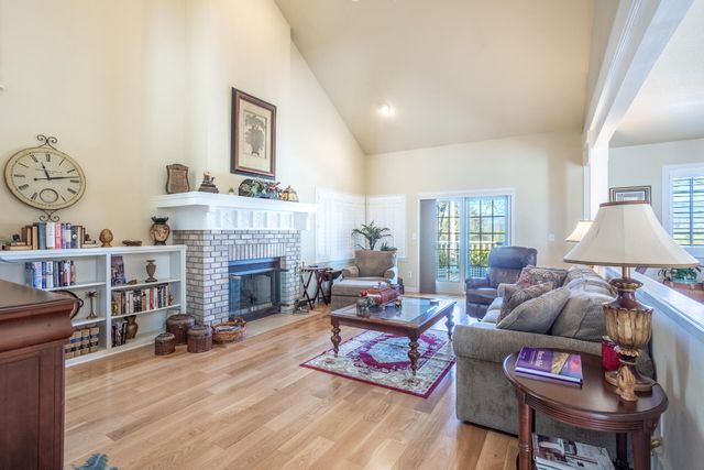 6050 Gleneagles Court, Redding, CA 96003