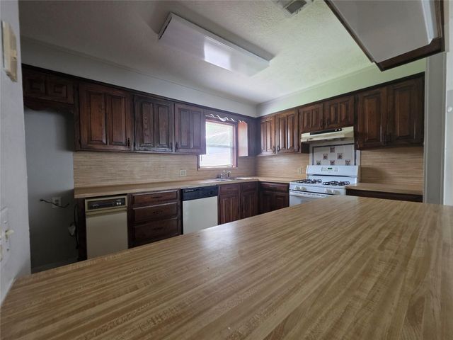 705 N Circle Drive, Baytown, TX 77520