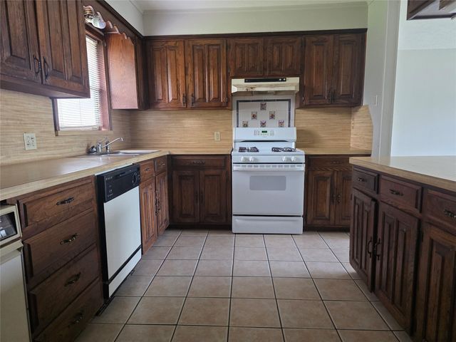 705 N Circle Drive, Baytown, TX 77520