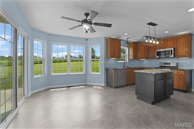 26 Hickory Point, Moro, IL 62067