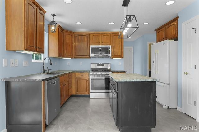 26 Hickory Point, Moro, IL 62067