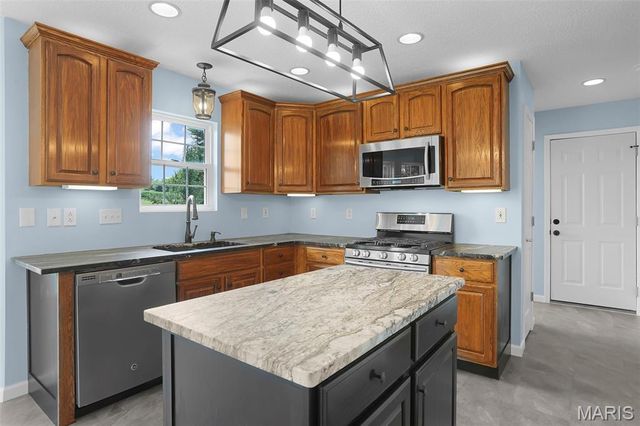 26 Hickory Point, Moro, IL 62067