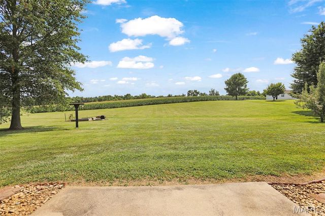 26 Hickory Point, Moro, IL 62067