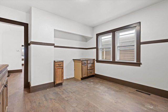 3673 S Ahmedi AVENUE, Saint Francis, WI 53235