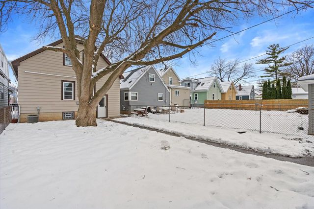 3673 S Ahmedi AVENUE, Saint Francis, WI 53235