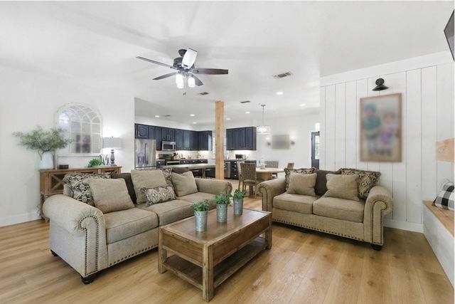 2055 County Road 1370, Alvord, TX 76225