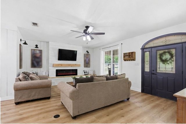 2055 County Road 1370, Alvord, TX 76225