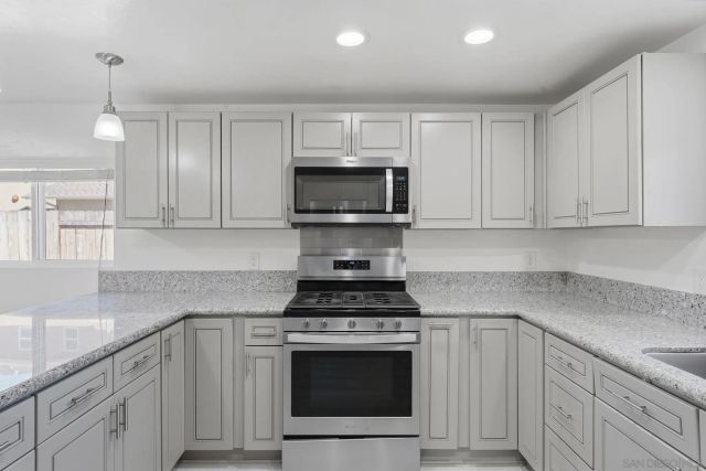 9676 Cypress Vale Dr, Lakeside, CA 92040