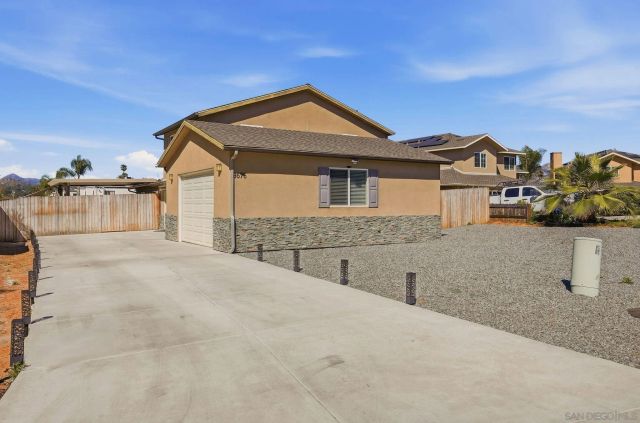 9676 Cypress Vale Dr, Lakeside, CA 92040