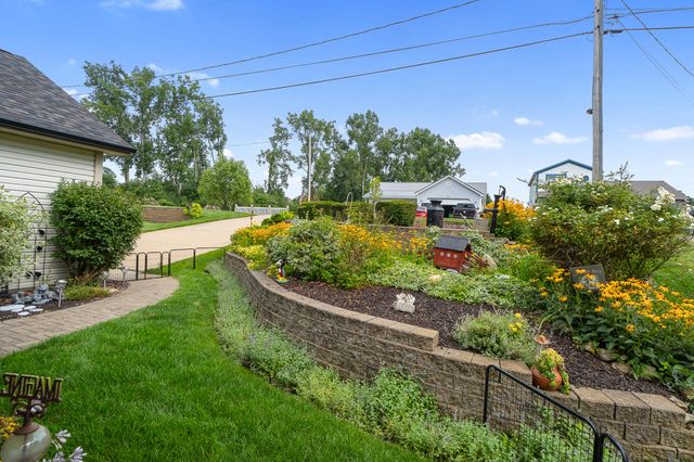 10740 Emerald Drive, Cement City, MI 49233