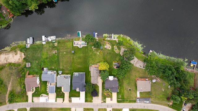 10740 Emerald Drive, Cement City, MI 49233