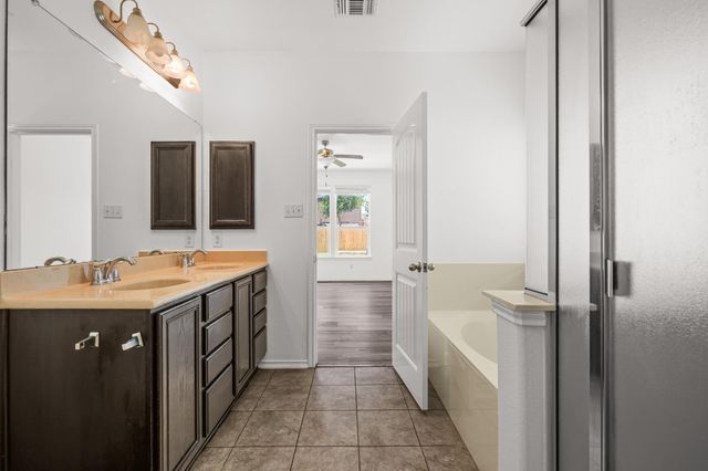 2215 McCombs ST, Georgetown, TX 78626