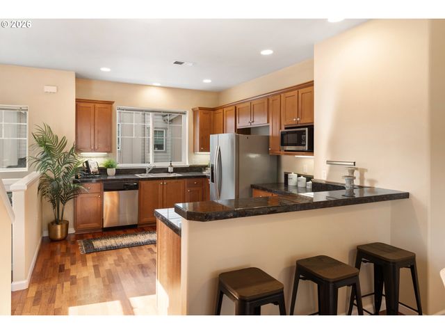 10336 Sw HOLLYRIDGE Ln, Beaverton, OR 97005