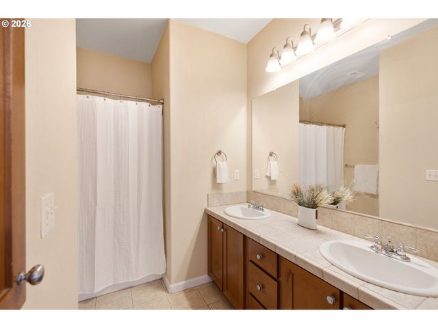 10336 Sw HOLLYRIDGE Ln, Beaverton, OR 97005